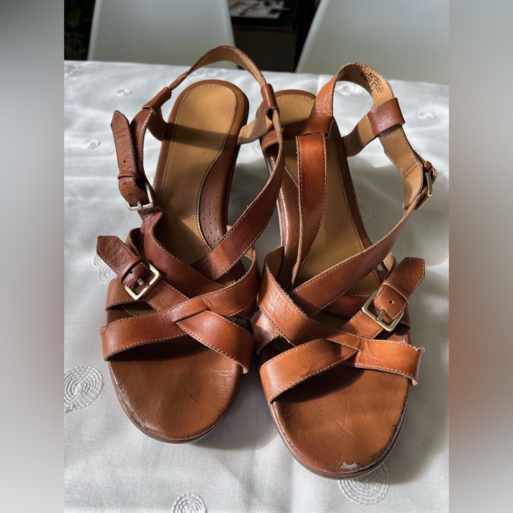EASY SPIRIT TAN SANDALS WITH A BIT OF PLATFORM. Size 12.